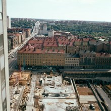 Utsikt från Skattehuset och Götgatan. Närmast det påbörjade bygget av Åsö Gymnasium, i fonden Skanstullsbron och Nynäsvägen