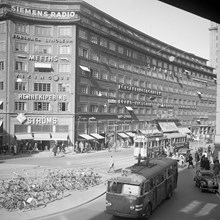 Kungsgatan vid korsningen av Sveavägen. Centrumhuset t.v