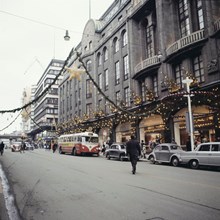 Hamngatan vid NK 1960. Julskyltning