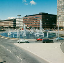 Fontänen vid Sergels Torg sedd från Malmskillnadsgatan. I fonden varuhusen Åhléns och EPA