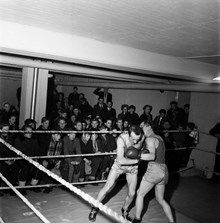 Finntorpsvägen 3. Boxning under invigningen av Nackas provisoriska ungdomsgård
