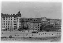 Hästspårvagn tar sig fram på Odengatan i början av 1900-talet