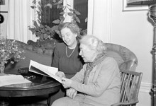 Porträtt av författare Signe Höjer (fr. v.) och f d riksdagsledamot Kerstin Hesselgren (fr. h.)