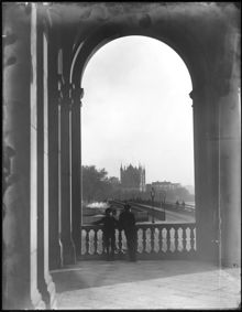 Skeppsholmen och Skeppsholmsbron sedd från Nationalmuseum. I fonden Gamla Amiralitetshuset