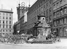 Brunkebergstorg från sydväst. Cykelparkering vid pumpen. I bakgrunden skymtar Telefontornet