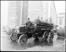 Münchenbryggeriets första bil, märke Daimler, utanför bryggeriet, Söder Mälarstrand 25-79/Torkel Knutssonsgatan 2