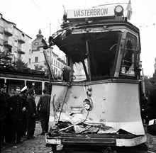 Odenplan. En spårvagnsolycka mellan två spårvägståg, linje 12 och linje 4, har inträffat
