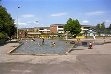 Vy norrut över plaskdammen vid parkleken Backen i Östbergahöjden.