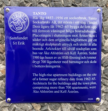 Blå emaljerad skylt med vit text