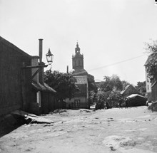 Kungsholms Kyrkoplan söderut mot Bergsgatan med Kungsholms kyrka i fonden