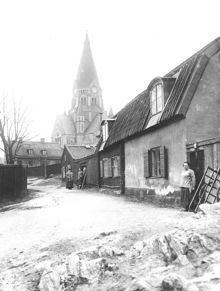 Bergsprängargränd sedd österut. I fonden Sofia kyrka