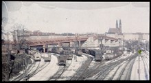 Liljeholmen, bangården åt nordost med Högalidskyrkan och Liljeholmsbron under byggnad i bakgrunden