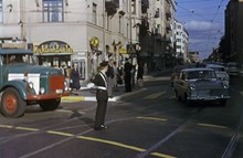 Hantverkargatan sedd österut från Fridhemsgatan, vid Fridhemsplan. Trafikpolis som dirigerar
