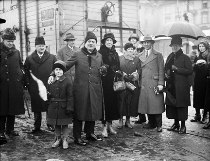 Sven Hedin kommer hem från Kina och tas emot av sin syster och flera andra människor