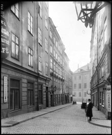 Salviigränd från Västerlånggatan, i fonden Myntgatan.