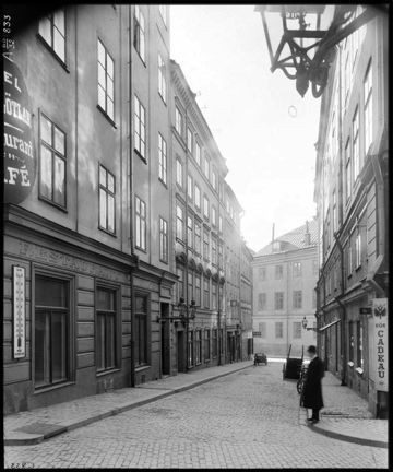 Salviigränd. En man och två kärror.