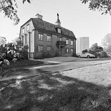 Bellevue vid Roslagstull. Malmgården byggdes 1784. Wenner-Gren Center i fonden
