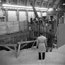 Centralstationen. Byggnadsarbete pågår nattetid i vänthallen