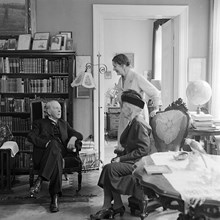 Litterär salong hos systrarna Greta och Estrid Linder. Bo Bergman och Thyra Klinkowström samtalar