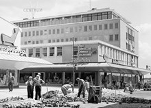 Vällingby Centrum. Gatsten läggs på Vällingbyplan.