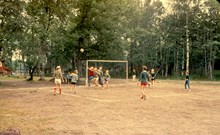 Barnens ö: Barn spelar fotboll