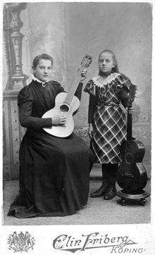 Grupporträtt av Emilia Sjögren och Elna Andresson i Köping.