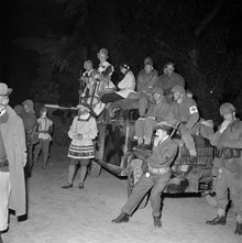Kungsträdgården. Folk i maskeraddräkter i samband med firandet av Stockholm 700 år