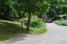 Litterär skylt: Citat ur Agneta Pleijels diktsamling Mostrarna och andra dikter