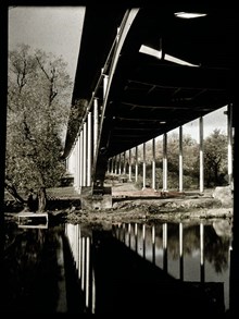 Västerbron, bropelarna speglar sig i vattnet vid Pålsundet.
