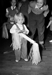 Danderyds kyrkskola. Luciafirande. En flicka med en smällkaramell.