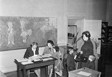 Svartmangatan 20-22. Inskrivning i Nicolai Skola. Åsa-Stina Wikström och hennes mamma tas emot av fröken Aina Waldén