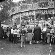 Barnens Dag i Vasaparken. Folksamling vid karusell