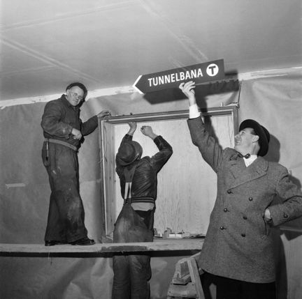 Arbete med gångförbindelsen från Saltsjöbanan till Slussens tunnelbaneplattformar.
