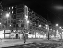 Odengatan 71, EPA (Enhetspris AB). Vy mot EPA:s skyltfönster nattetid och mot hörnet Odengatan - Norrtullsgatan