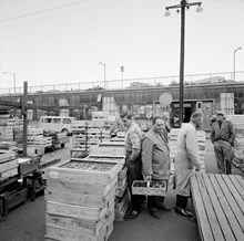 Handel vid Centralsaluhallen och Klarahallen.