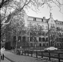 Katarina Norra folkskola, exteriör. Tjärhovsgatan 15 - 17. I förgrunden Södermannagatan