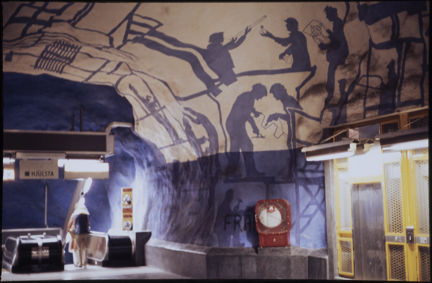 Konst på grottväggarna vid blå linjen vid T-Centralens tunnelbanestation år 1977.  
