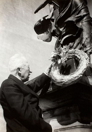 På fotografiet firar prins Eugen (1865–1947) freden efter andra världskrigets slut våren 1945.