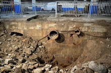 Bilden visar norra sidan av Polhemsslussens stenskodda kaj från 1750-talet