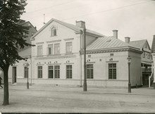 Restaurang Linden med Lindgården i bakgrunden