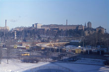 Vy från Västerbrons viadukt mot S:t Görans sjukhus. I förgrunden parti av Rålambshovsparken. Trafikrampen Västerbronedfarten under byggnad. Nuvarande Rålambshovsbacken