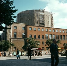 Spelbomskans Torg. Renoveringsarbete av Stockholms stadsbibliotek, som delvis är täckt av presenningar