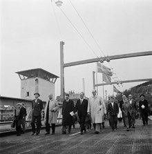 Danviksbron. Invigning av den nya enkelarmade klaffbron. Fr. v. överståthållare J. Hagander, ordförande C. A. Andersson, överpresident C. Moltke och borgarråden H. Berglund och G. Agrenius