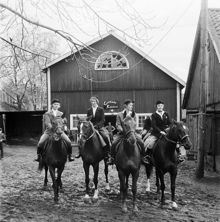 Sockenvägen/ Enskede Gårdsväg 2-4, Enskede Ridhus/Ridskola. Fyra ryttare på sina hästar