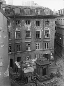 Tyska Brunnen på Tyska Brunnsplan i Gamla Stan.
I fonden huset vid Tyska Brunnsplan 1 under renovering.