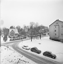 Villabebyggelse vid Spånga Stationsväg. Längst t.h. gavel till flerbostadshus