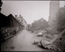 Stigbergsgatan österut från Stigbergsgatan 23. I bildens mitt rivs äldre trähusbebyggelse och till höger syns Navigationsskolan.