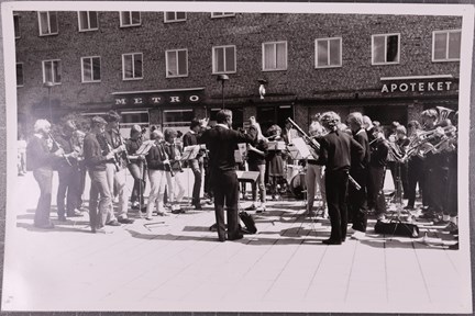 Svartvitt fotografi på barn från kommunala musikskolan som spelar på Telefonplan