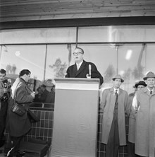Invigning av tunnelbanestation, Bagarmossen. Trafik- och stadsbyggnadsborgarrådet Helge Berglund invigningstalar.