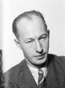 Porträtt av författaren Eyvind Johnson. Johnson erhöll Nobelpriset i litteratur 1974 tillsammans med Harry Martinson samt var ledamot av Svenska Akademien från 1957-1976
